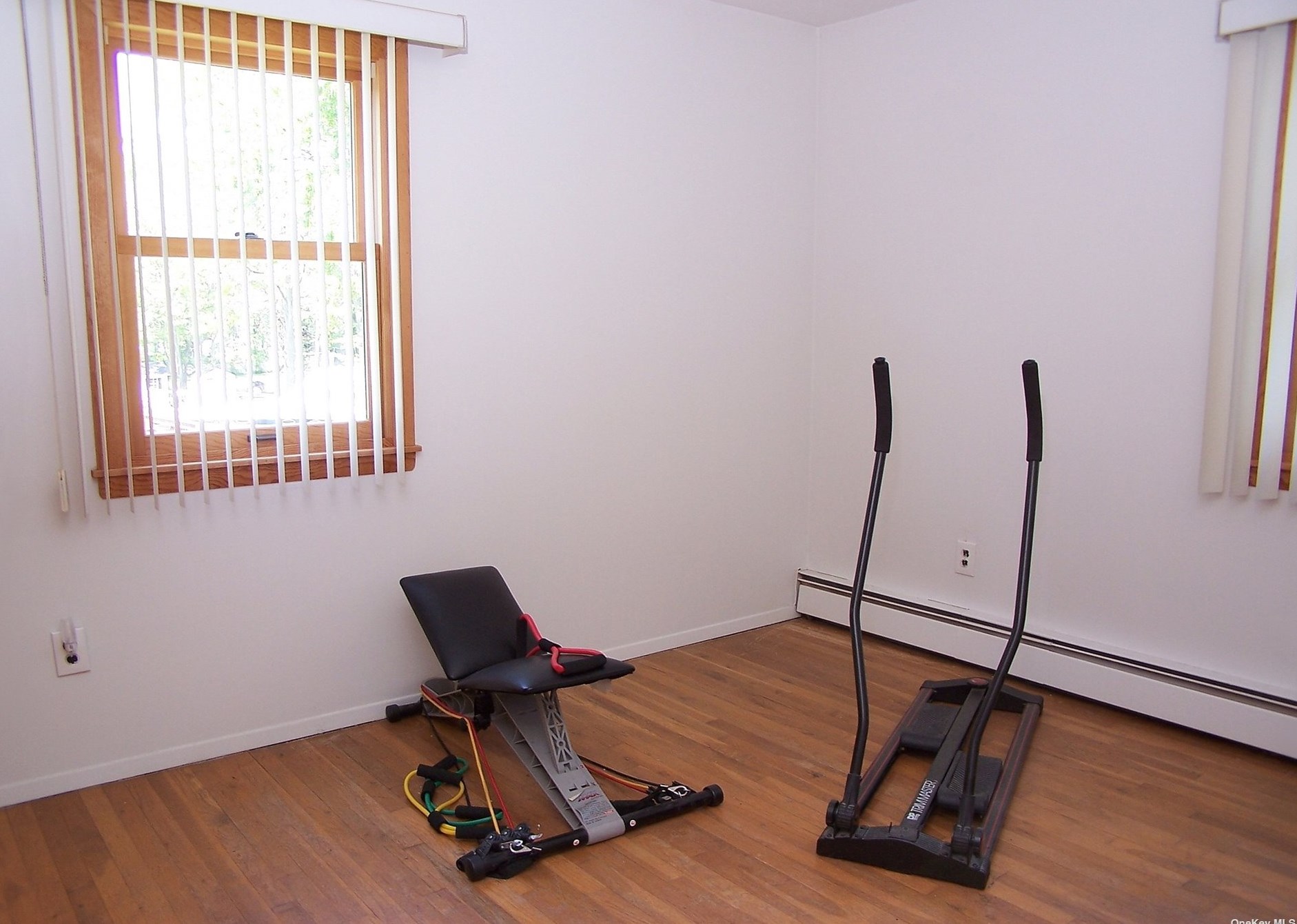 1947 Louis Kossuth Ave, Hauppauge NY 11779-6423 exterior