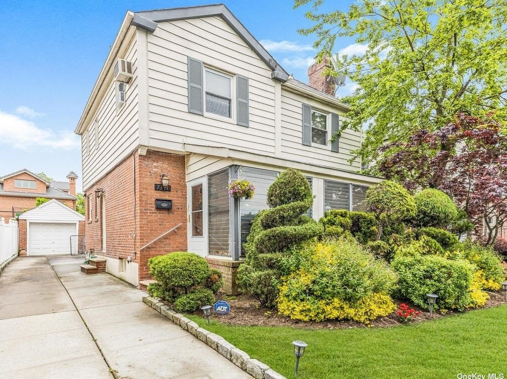 73-11 189th St, Flushing, NY 11366-2812