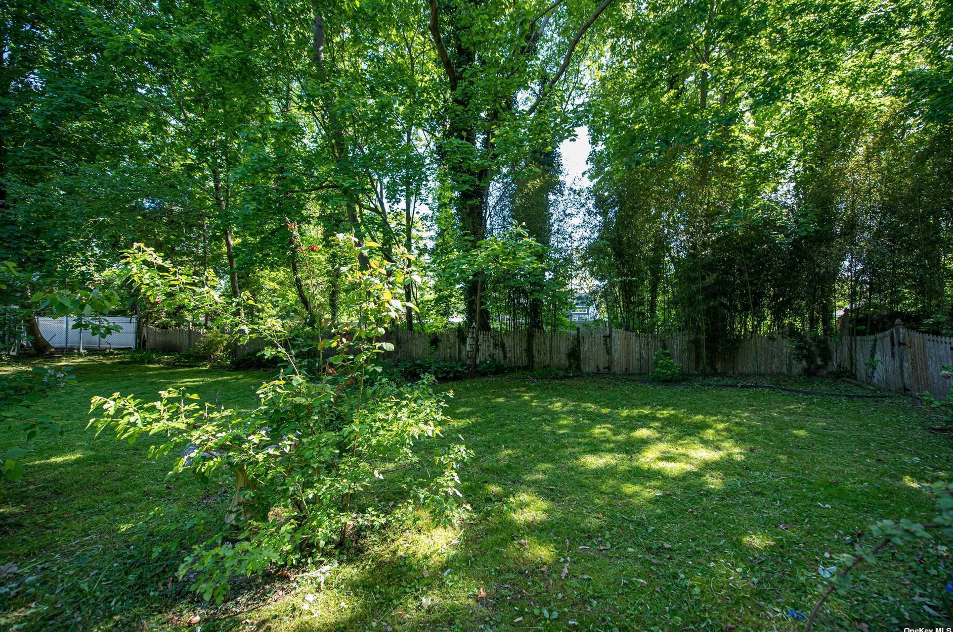 32 Woodlawn Ave, Oakdale, NY 11769