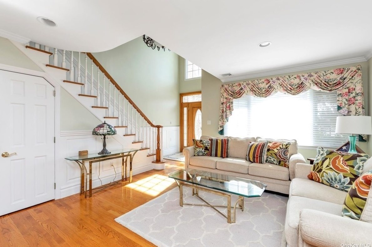 836 Hewlett St, Franklin Square, NY 11010-3111