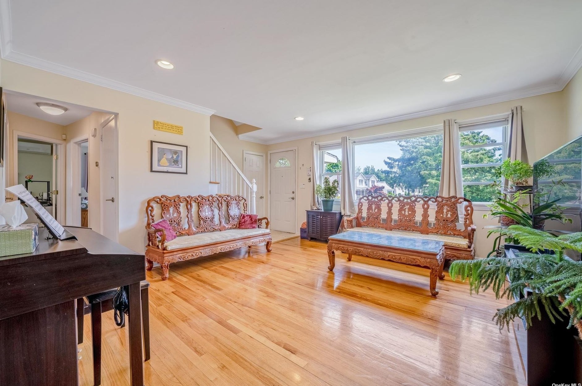 2 Clarissa Dr, Syosset, NY 11791-3711