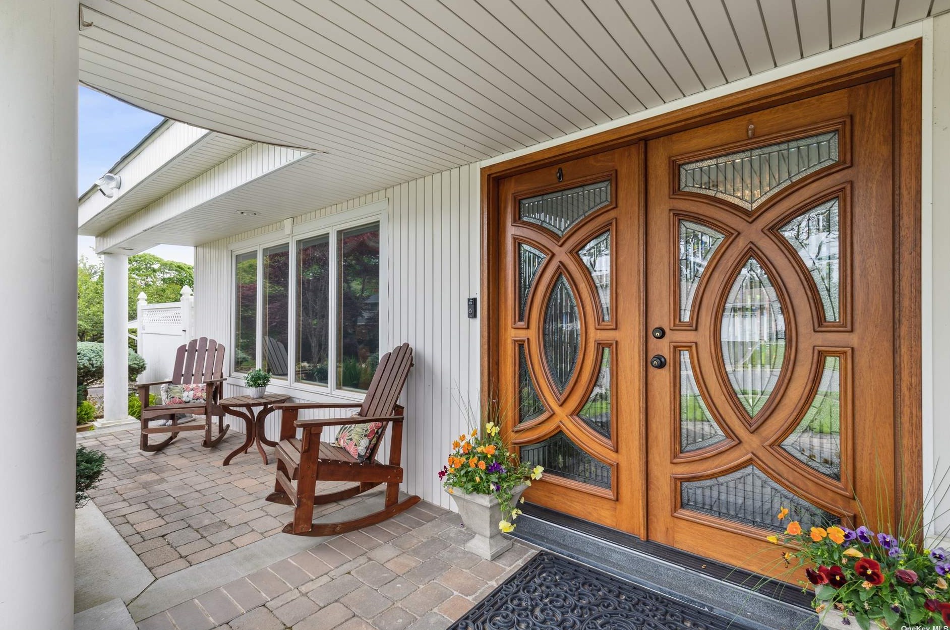 21 Clemson Ln, Woodbury, NY 11797-2205