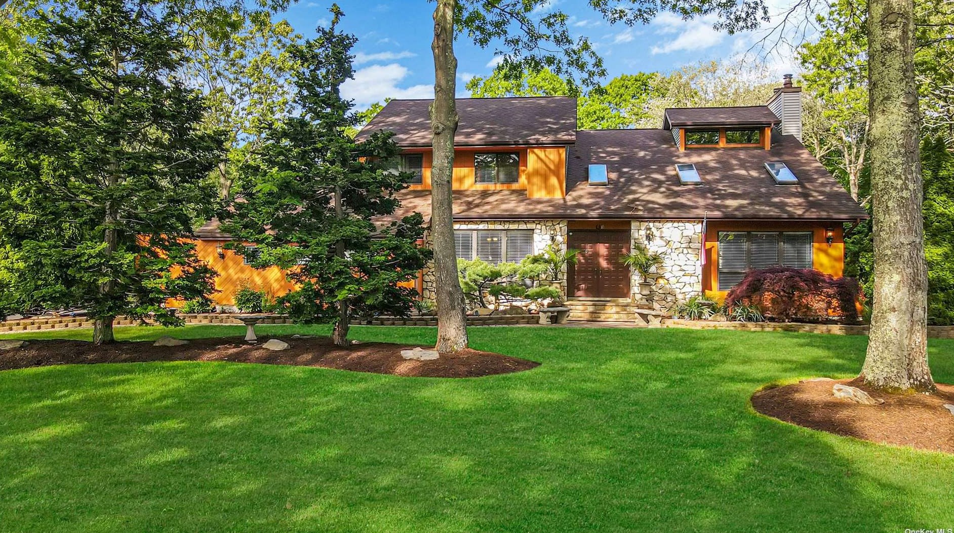 3 Jenny Path, Gordon Heights, NY 11763-3563