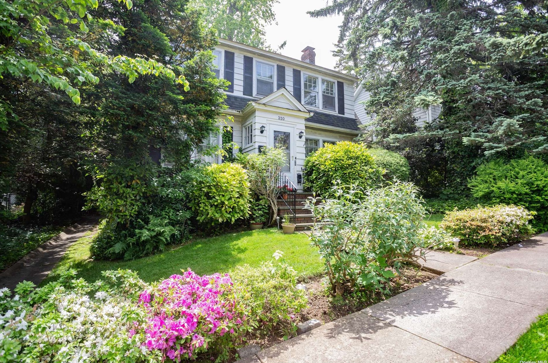 320 Cherry St, Flushing, NY 11363-1329