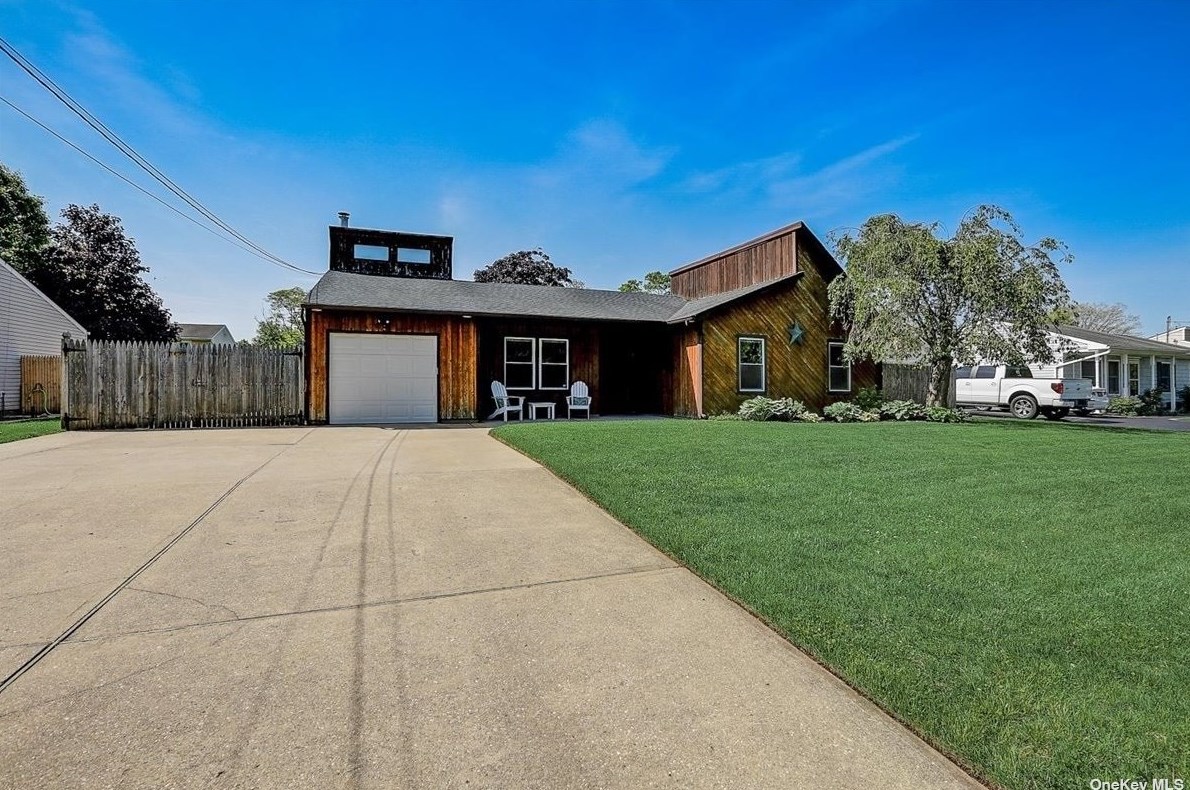 922 Peconic St, Hauppauge, NY 11779