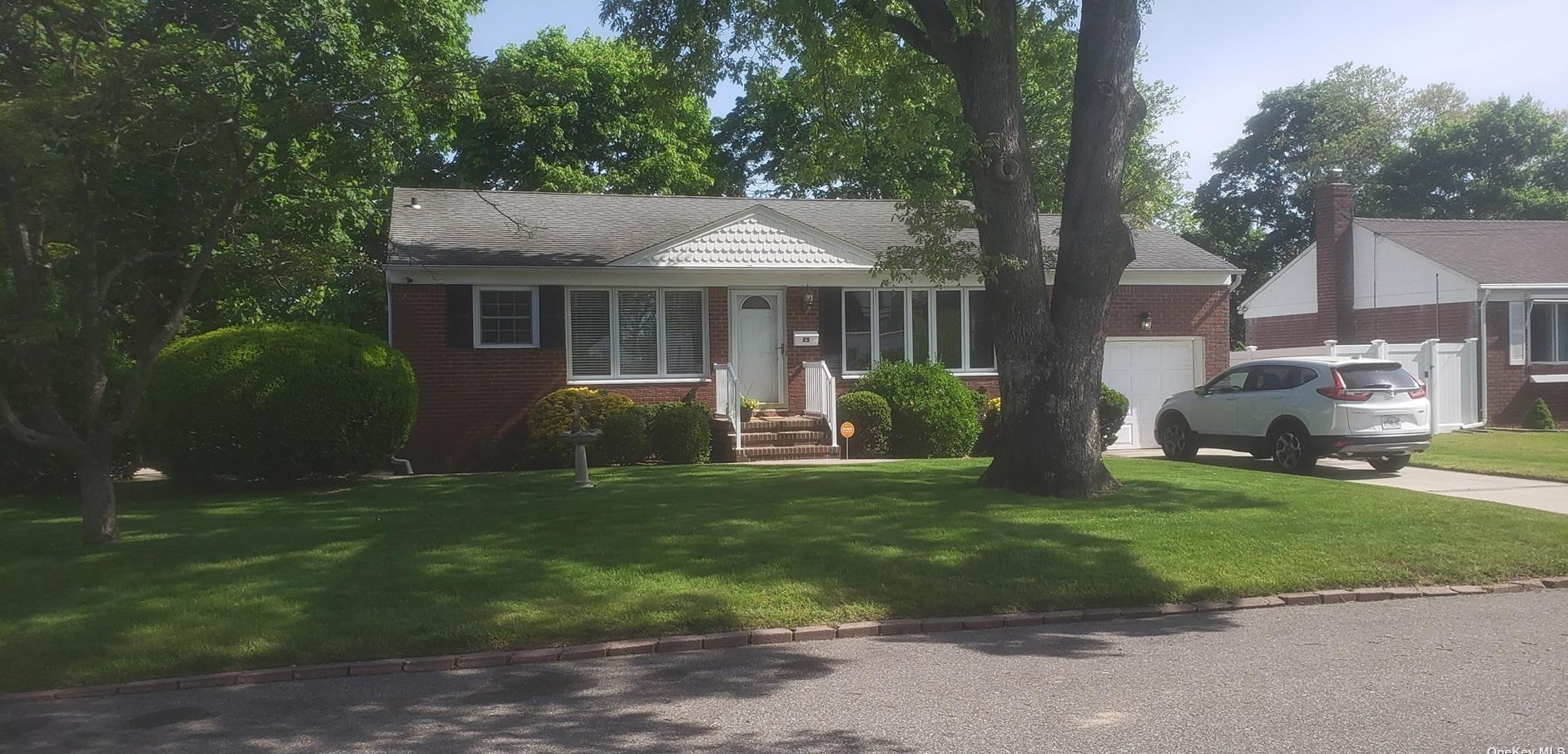 25 Flanders Pl, Babylon, NY 11704