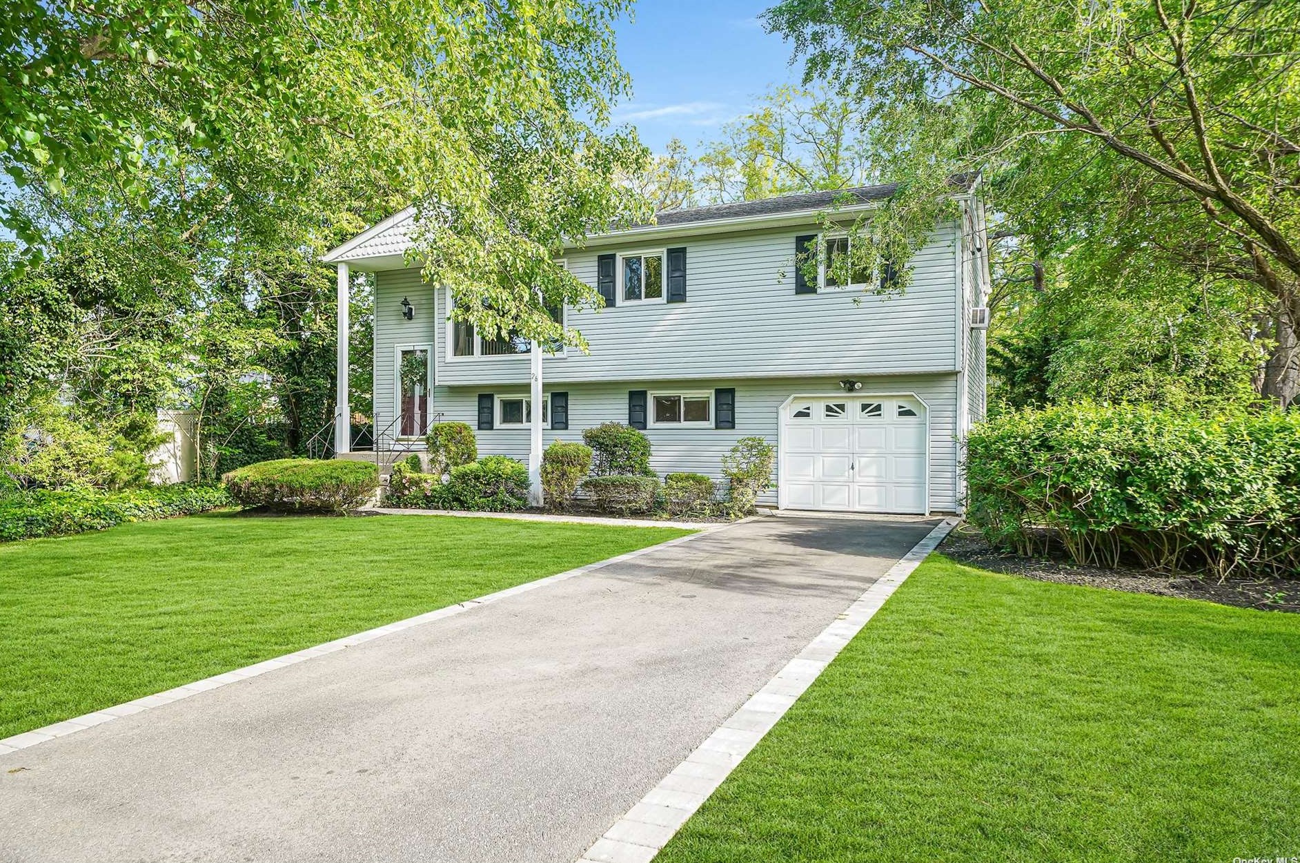 26 Amityville St, Islip Terrace, NY 11752