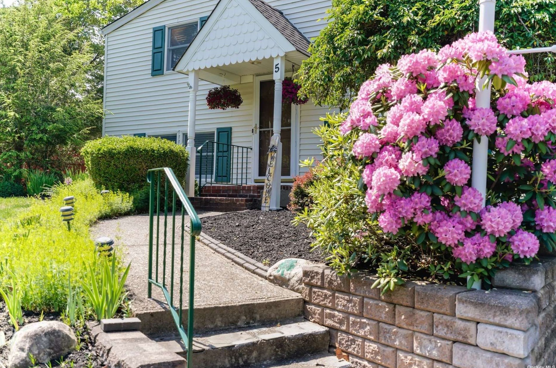 5 Sophomore Ln, Stonybrook, NY 11790-2717