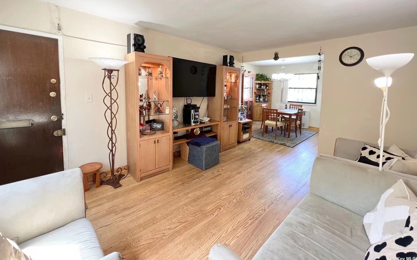 68-22 138th St, Flushing, NY 11367-1028