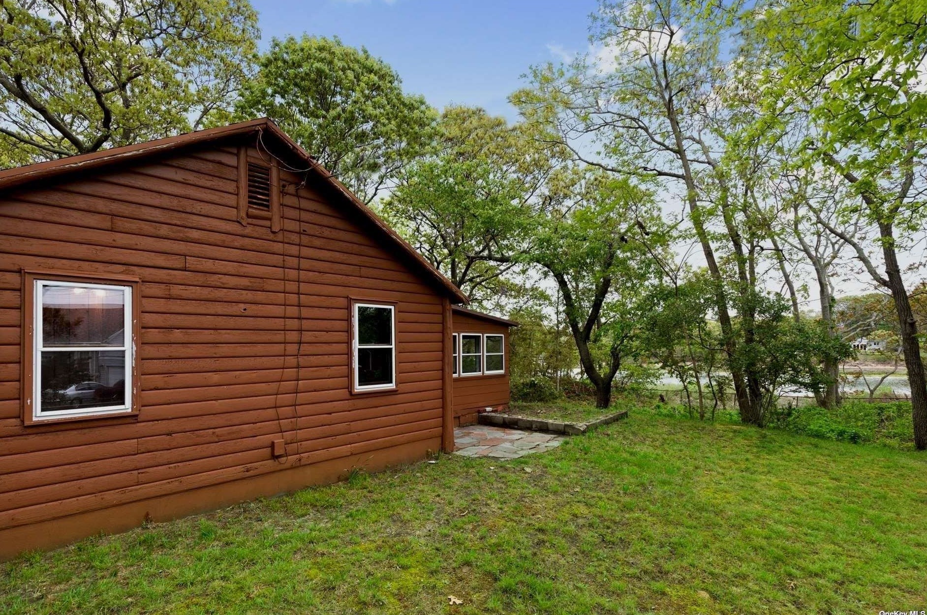 10 Riley Ave, Mattituck NY  11952-1859 exterior