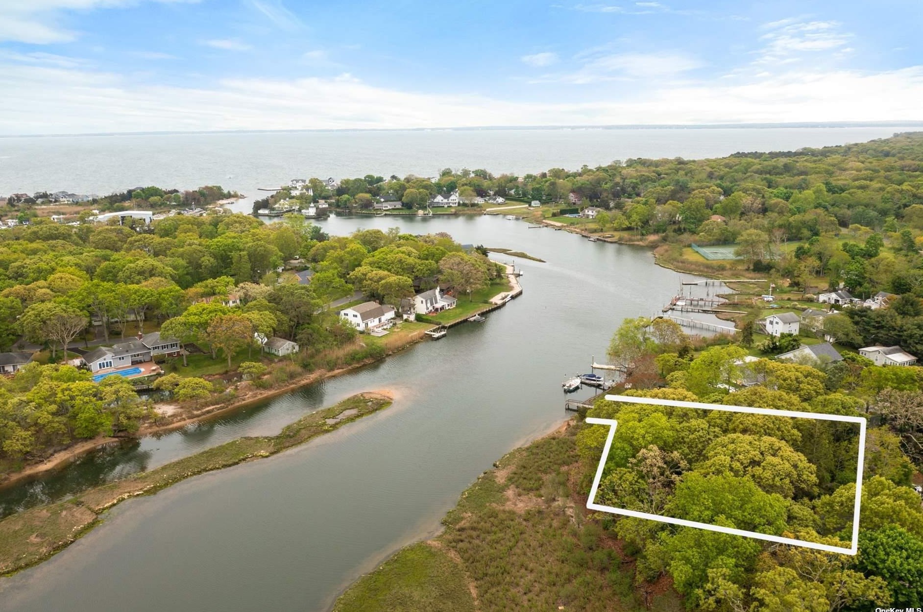 10 Riley Ave, Mattituck NY  11952-1859 exterior