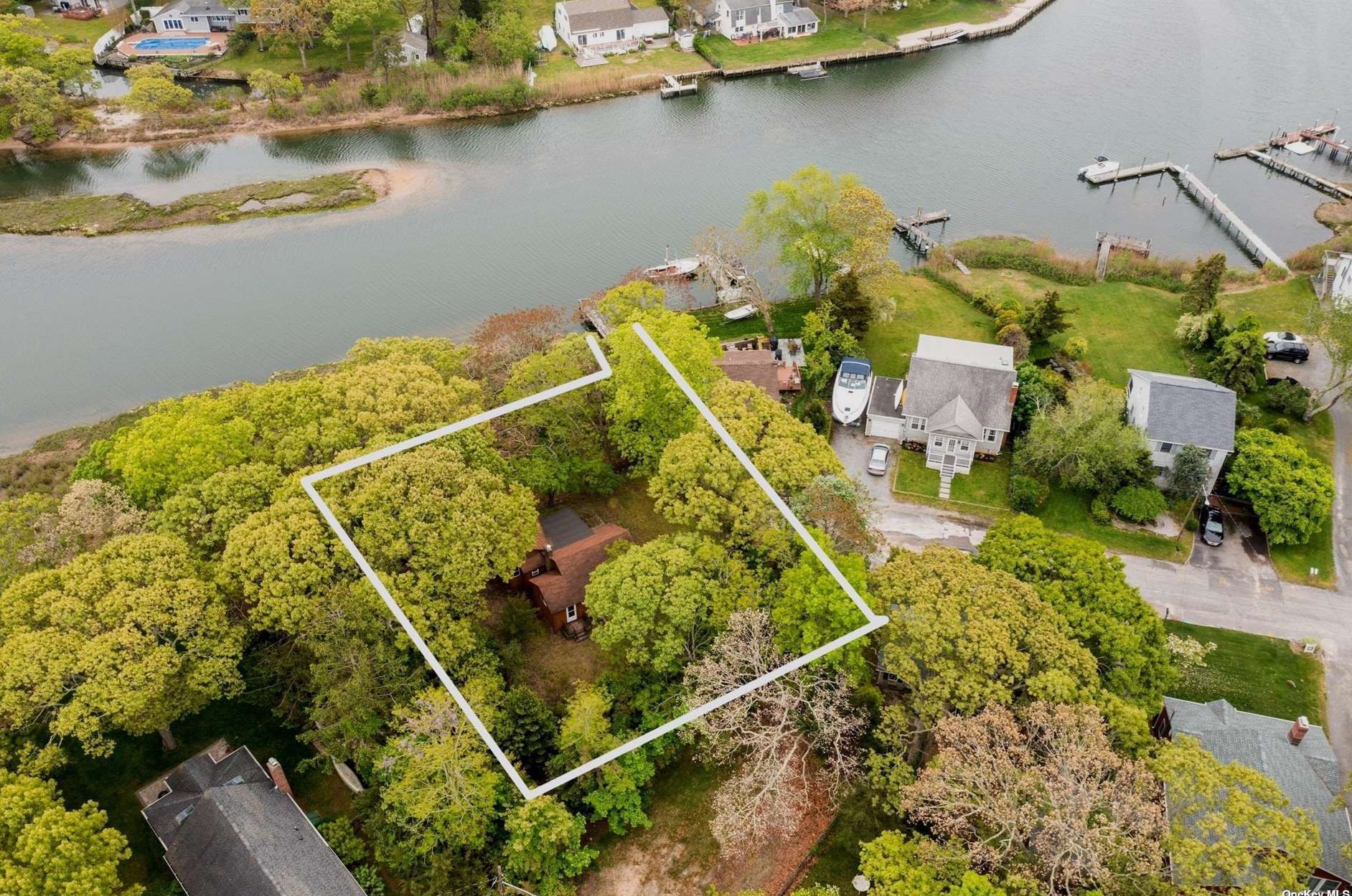 10 Riley Ave, Mattituck NY  11952-1859 exterior