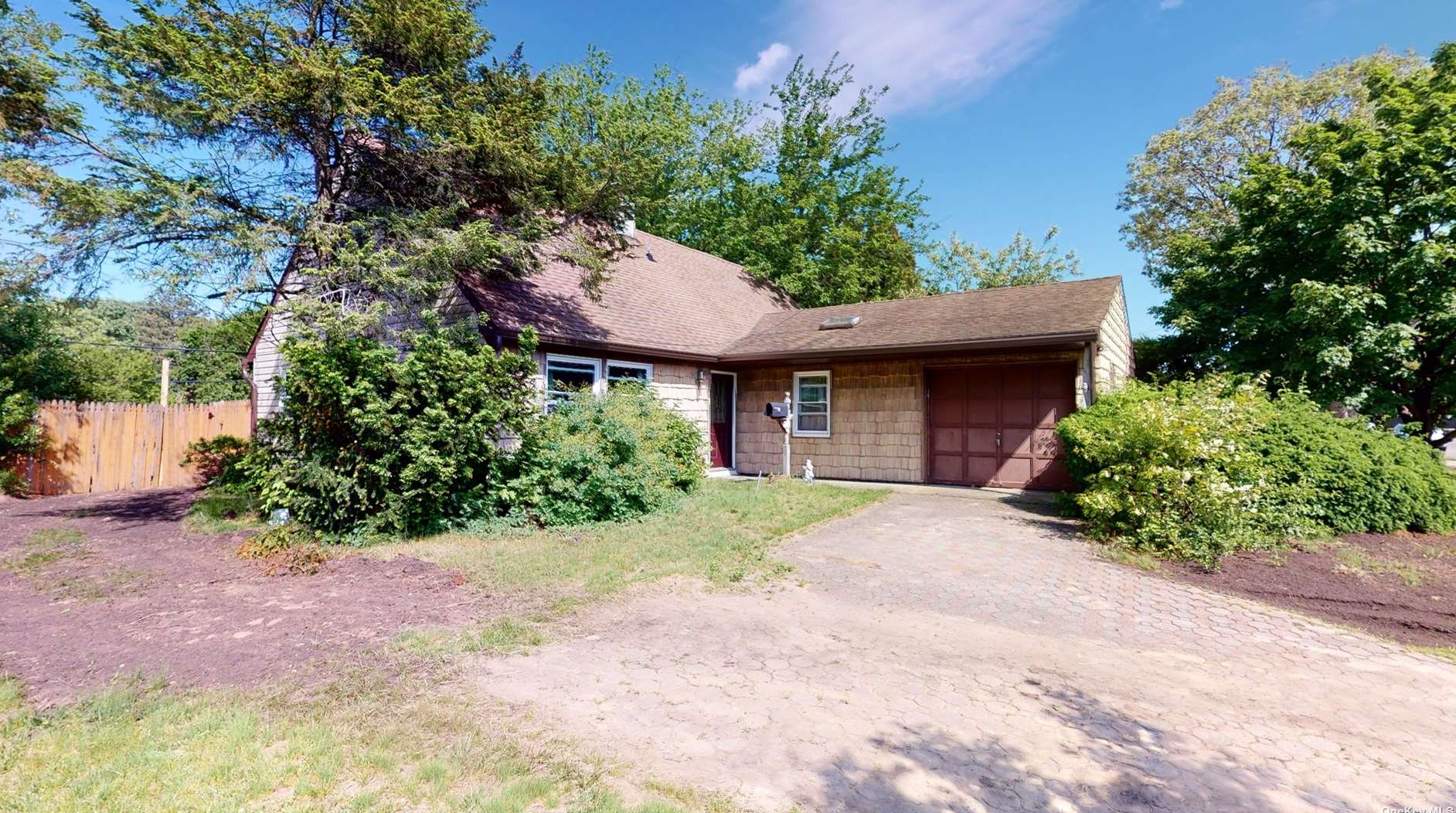 215 Avondale Dr, South Setauket, NY 11720
