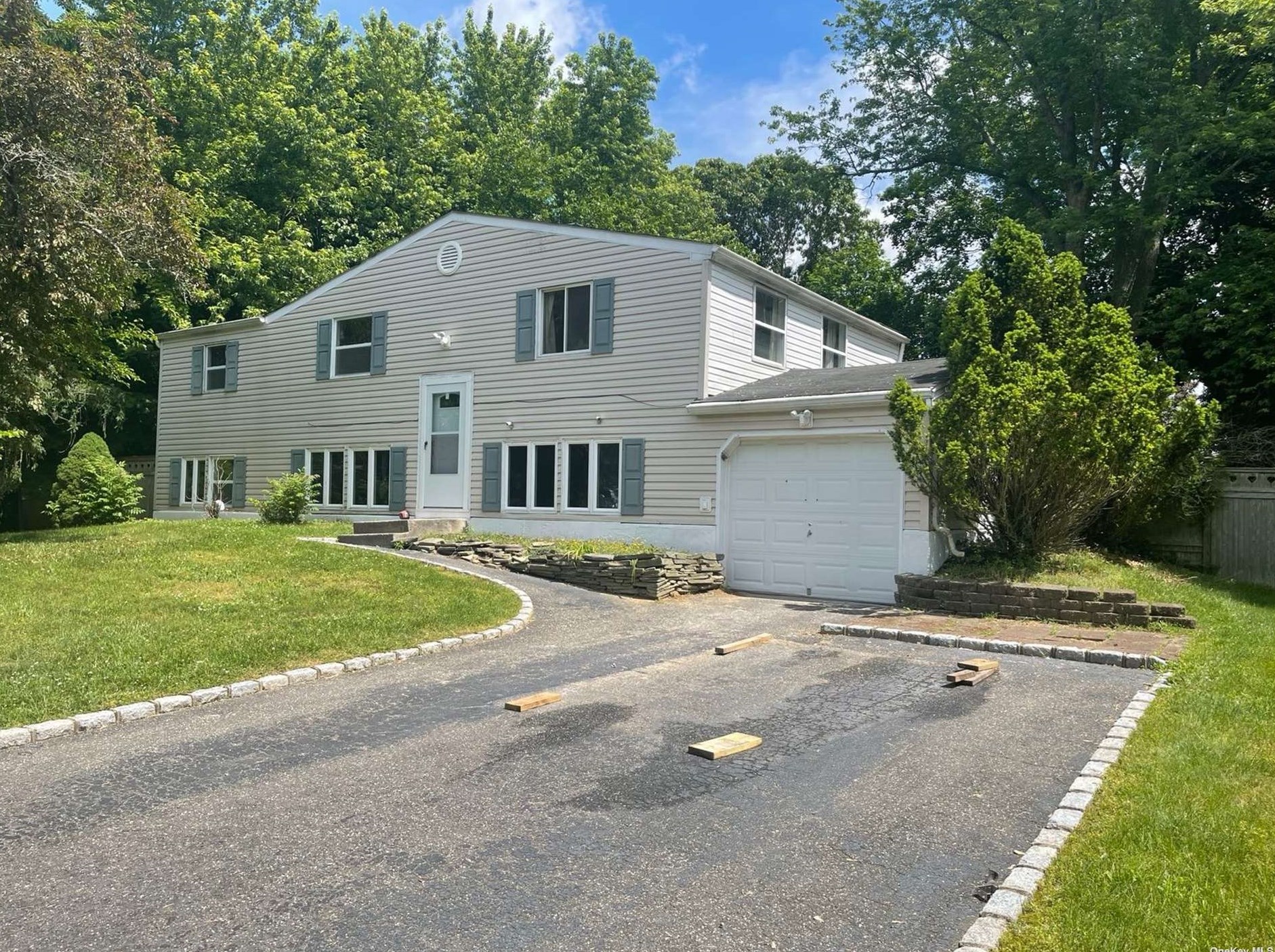 8 Sophomore Ln, Stonybrook, NY 11790-2718