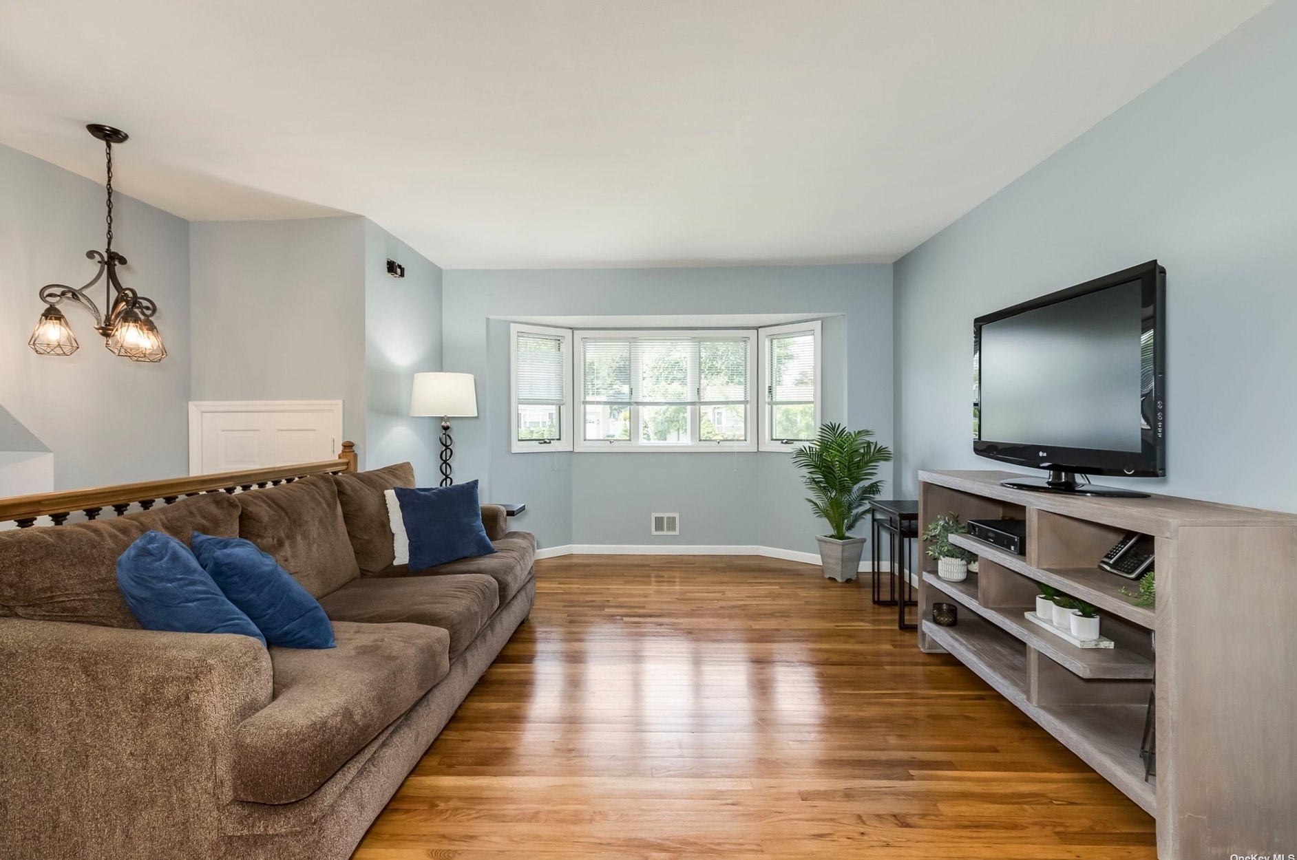 21 Clifford Blvd, Hauppauge, NY 11788-2504