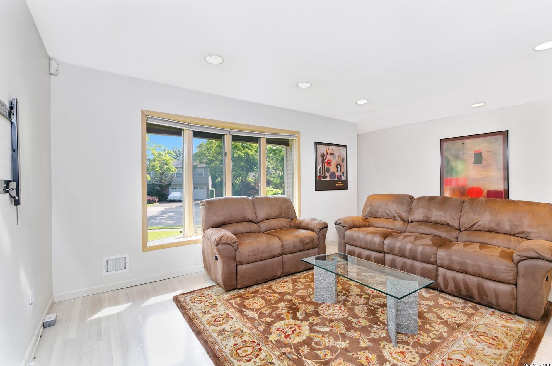 78 Belmont Cir, Syosset, NY 11791-5738