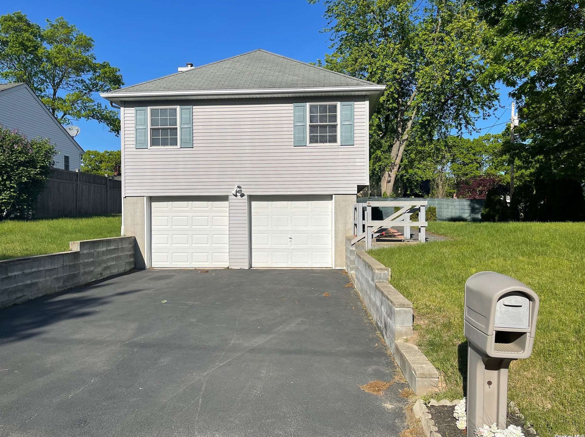 129 Dana Ave, Manor Park, NY 11950-2512