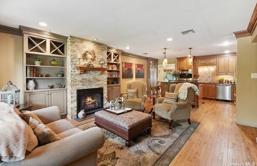 1 Sherman Dr, Syosset, NY 11791-3520