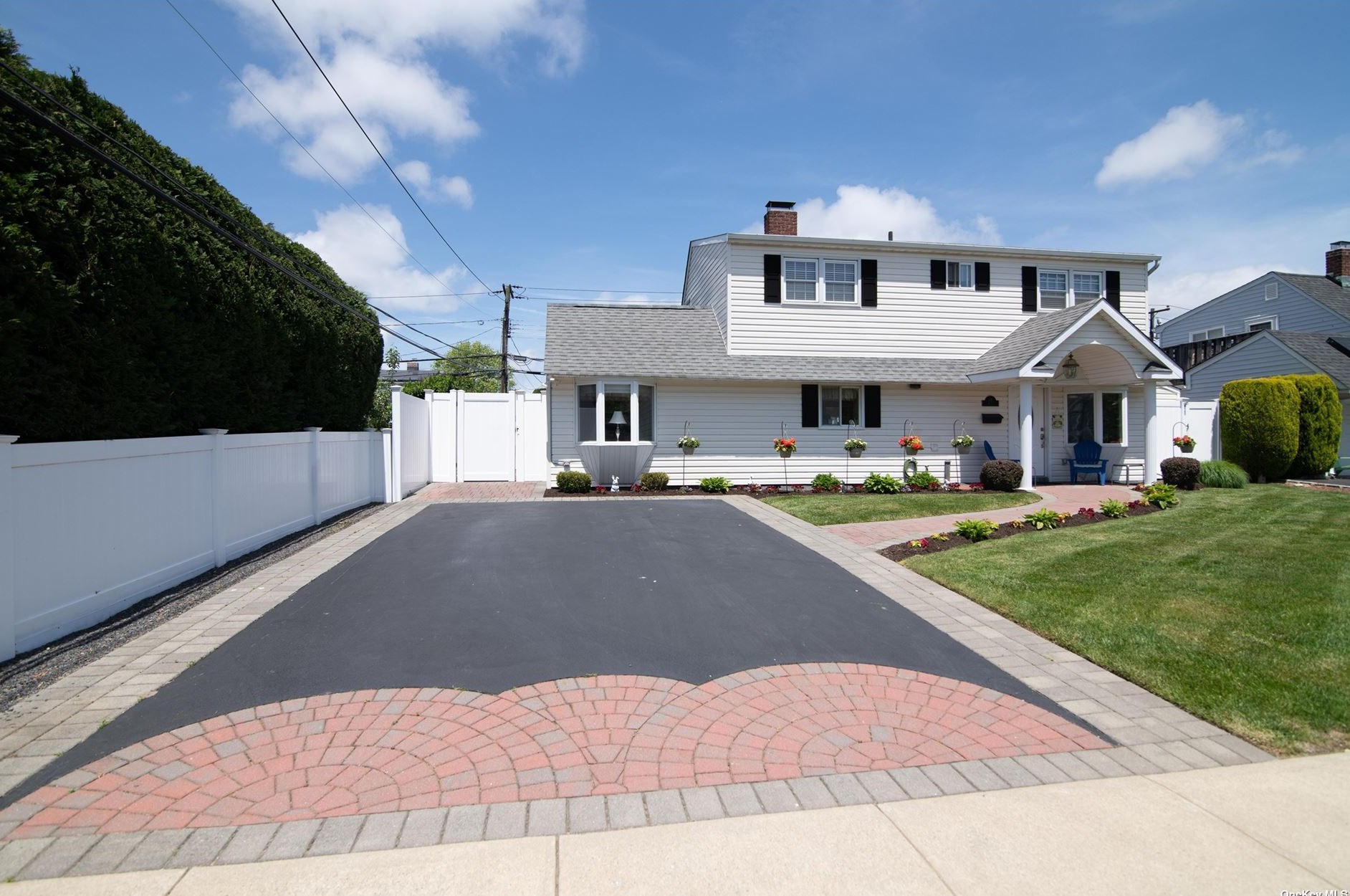 42 Sprucewood Dr, Plainedge, NY 11756-3812
