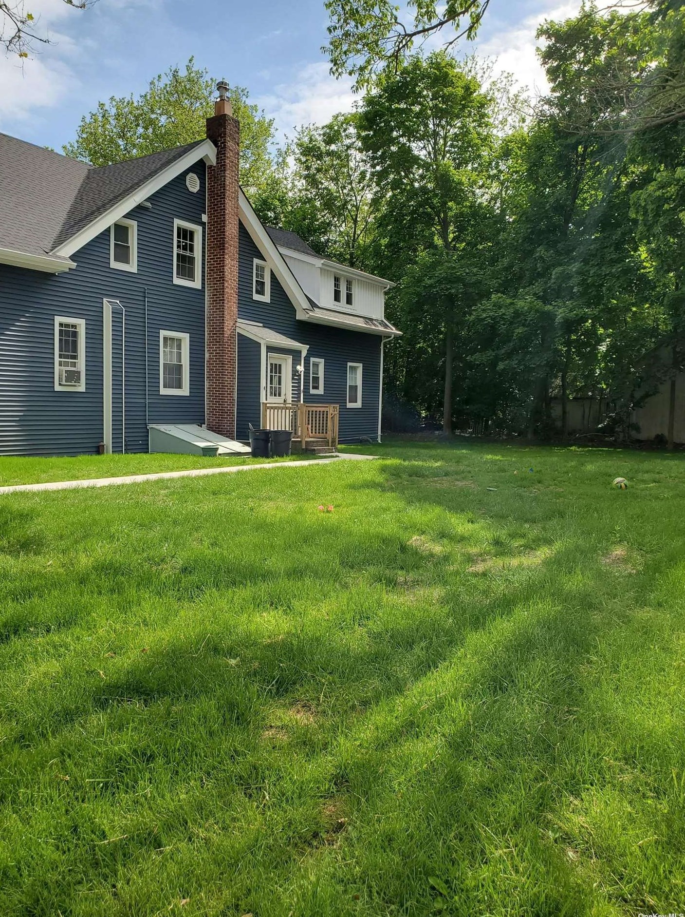 37 Maplewood Rd #4, Huntington Station, NY 11746