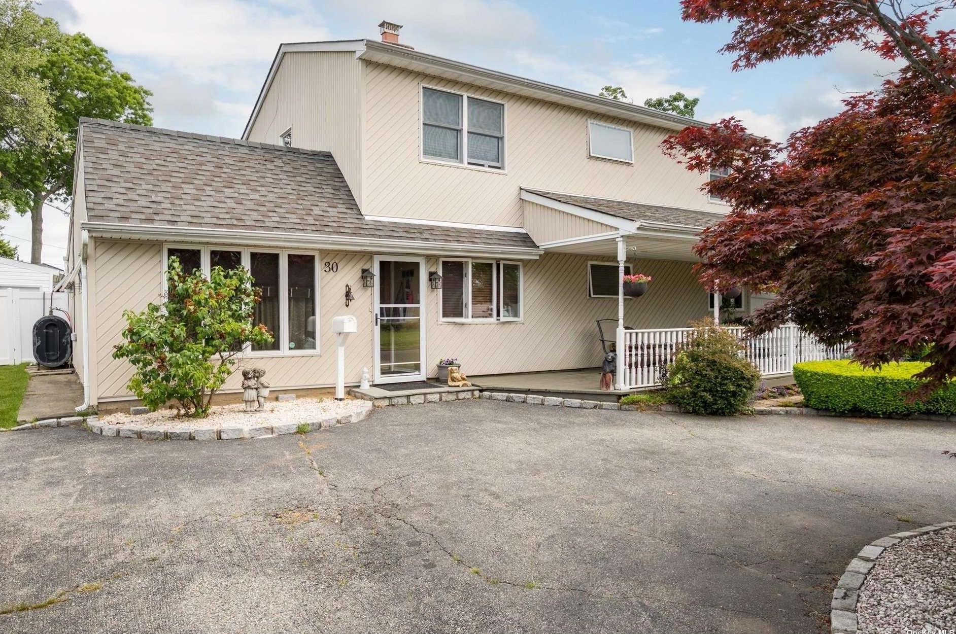 30 Tinder Ln, Plainedge, NY 11756-3433