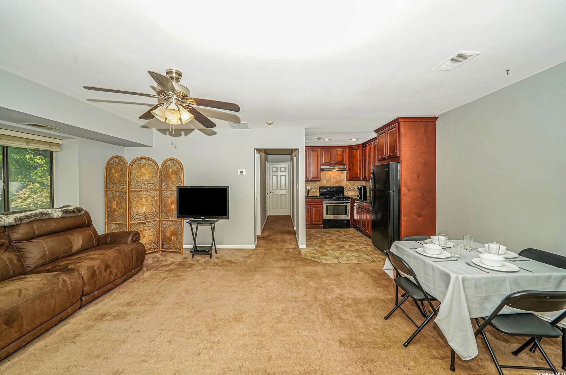 2 Aspen Ct, Coram, NY 11727-1522