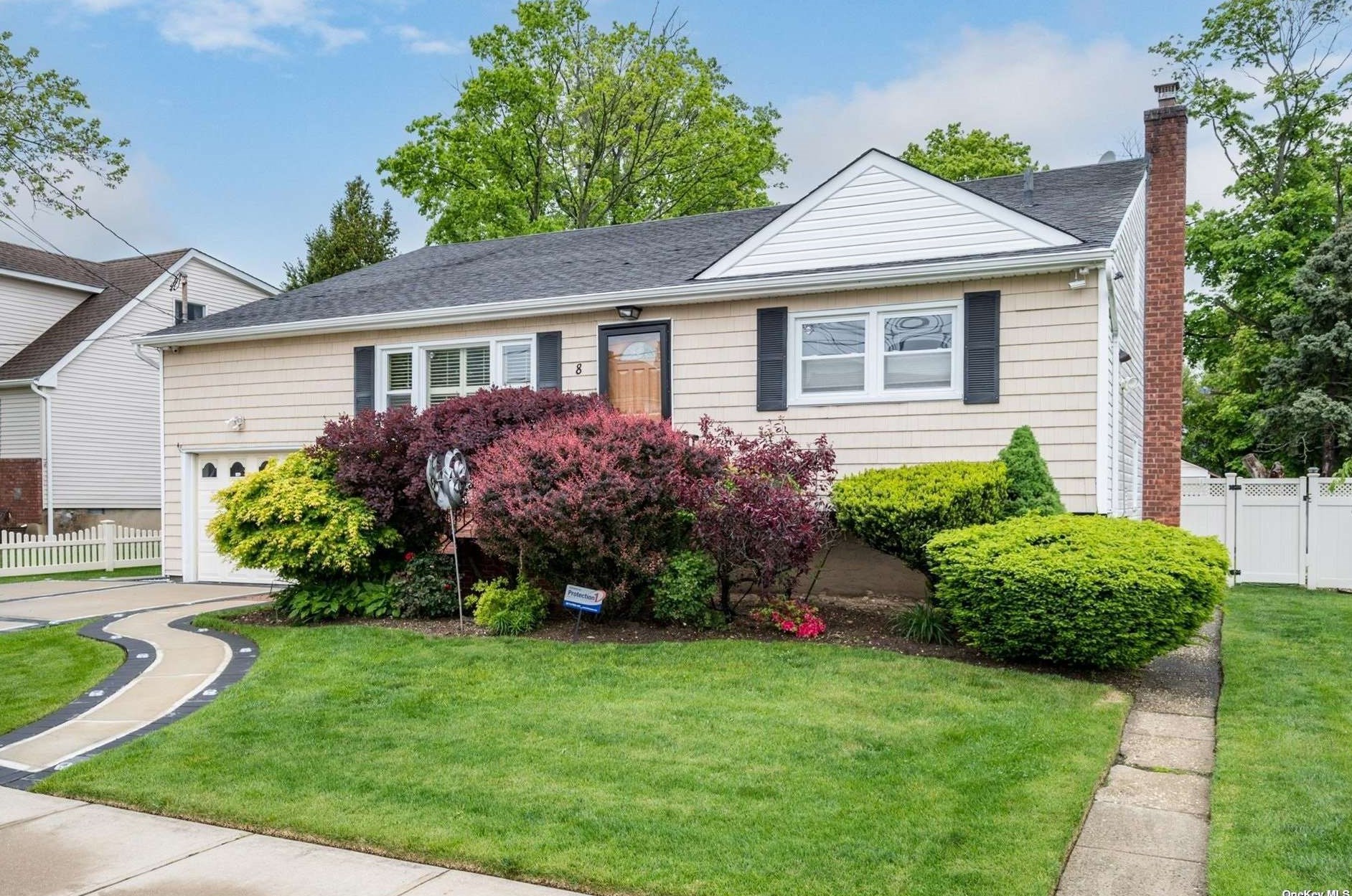 8 Noon Pl, Freeport NY  11520-5347 exterior