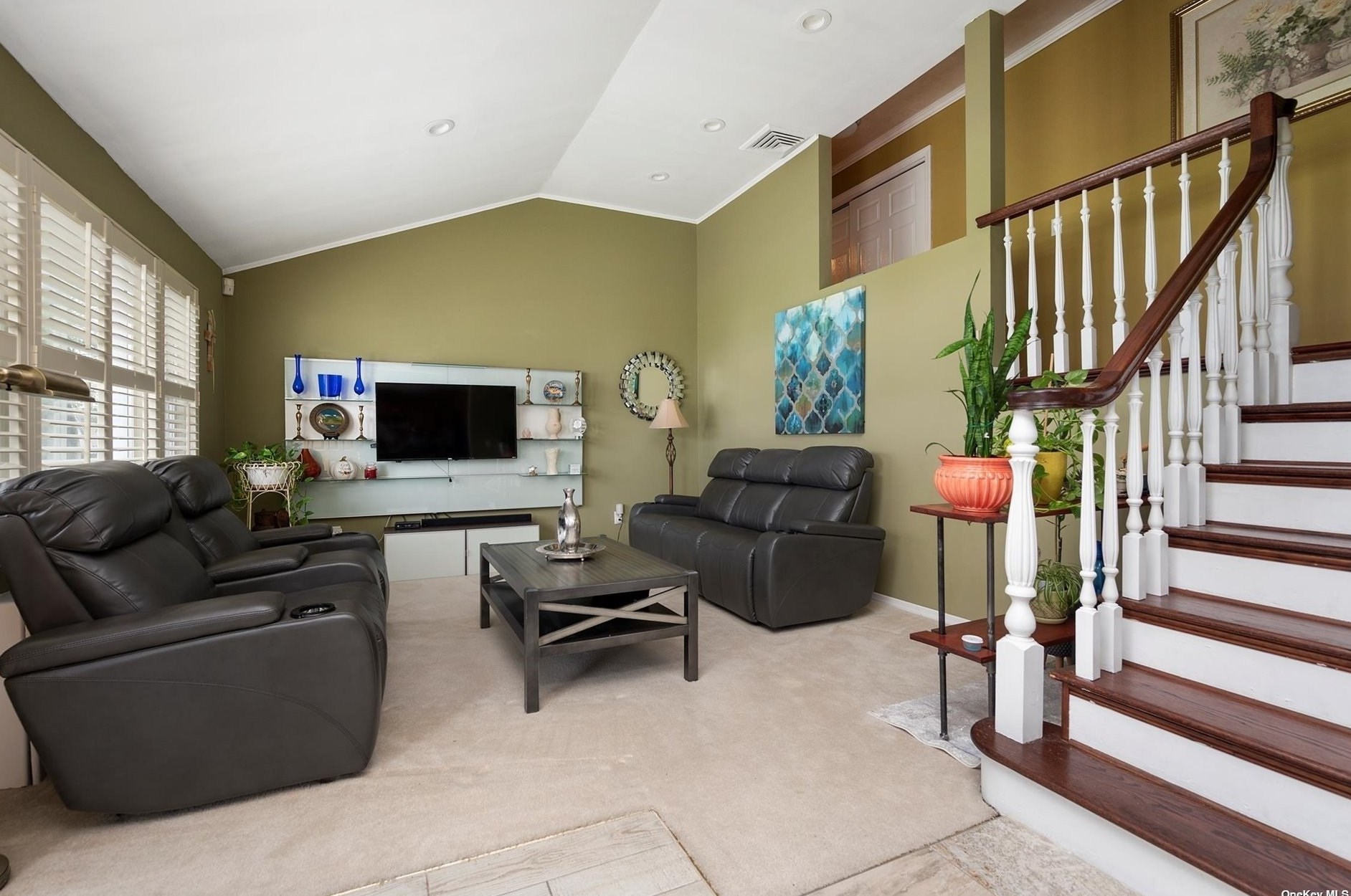 8 Noon Pl, Freeport NY  11520-5347 exterior