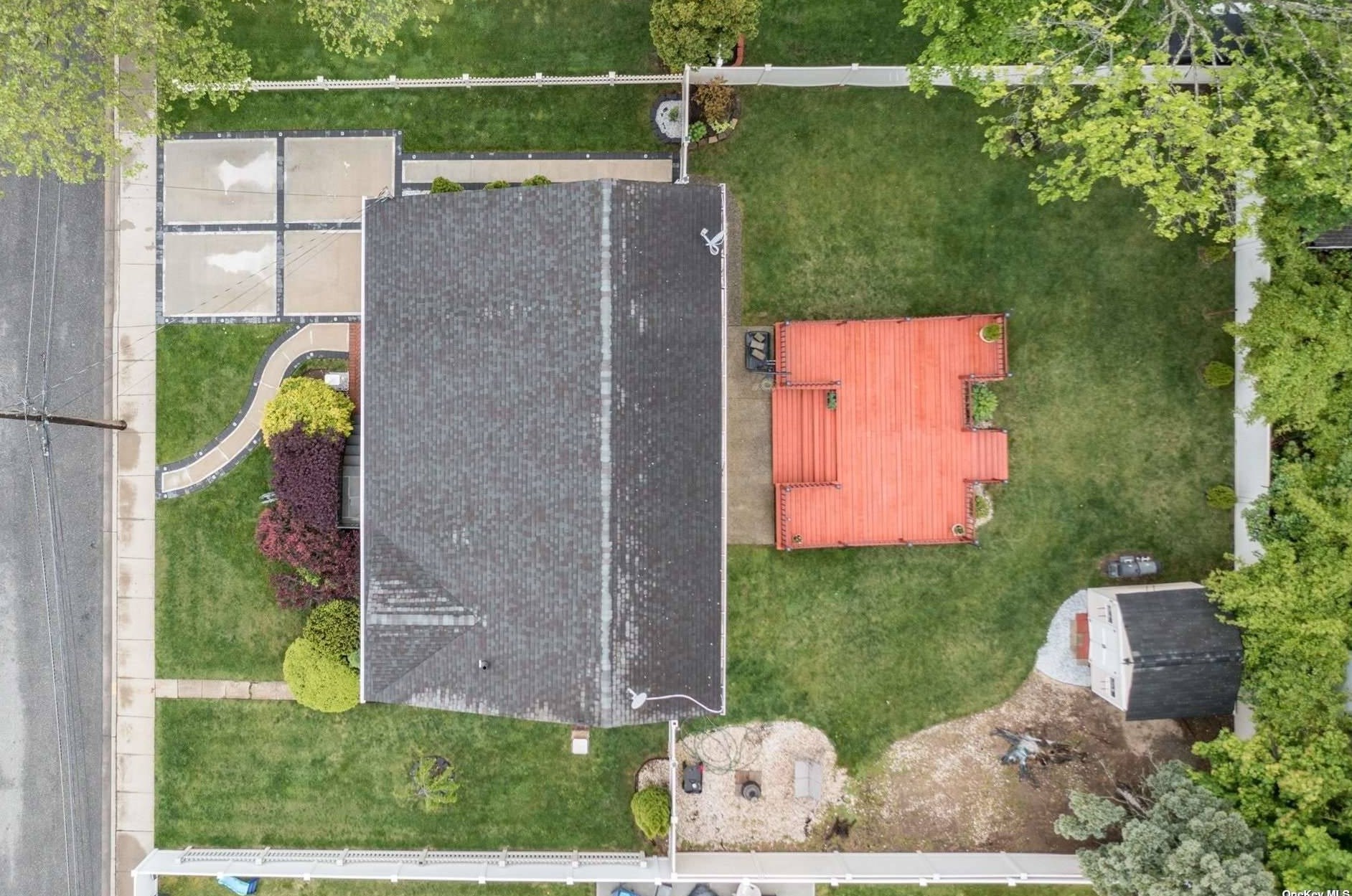 8 Noon Pl, Freeport NY  11520-5347 exterior