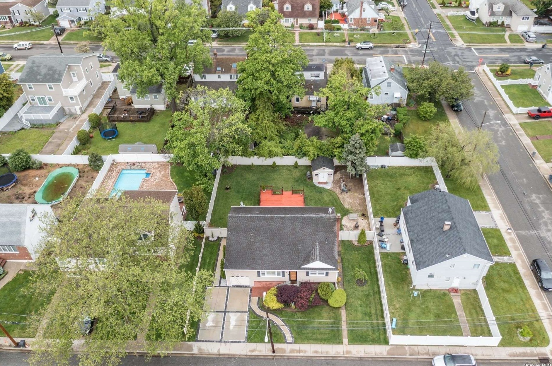 8 Noon Pl, Freeport, NY 11520-5347