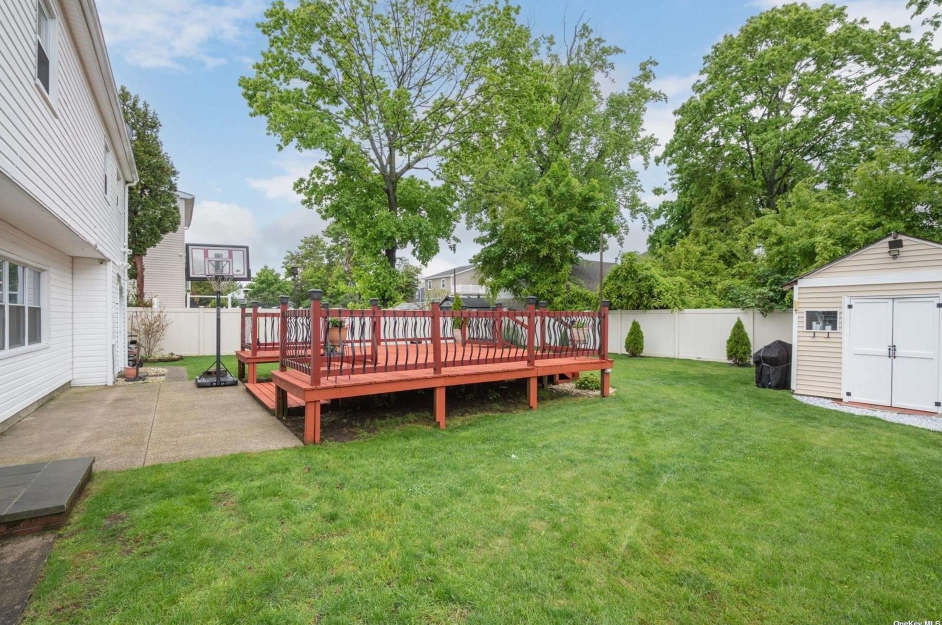 8 Noon Pl, Freeport NY  11520-5347 exterior