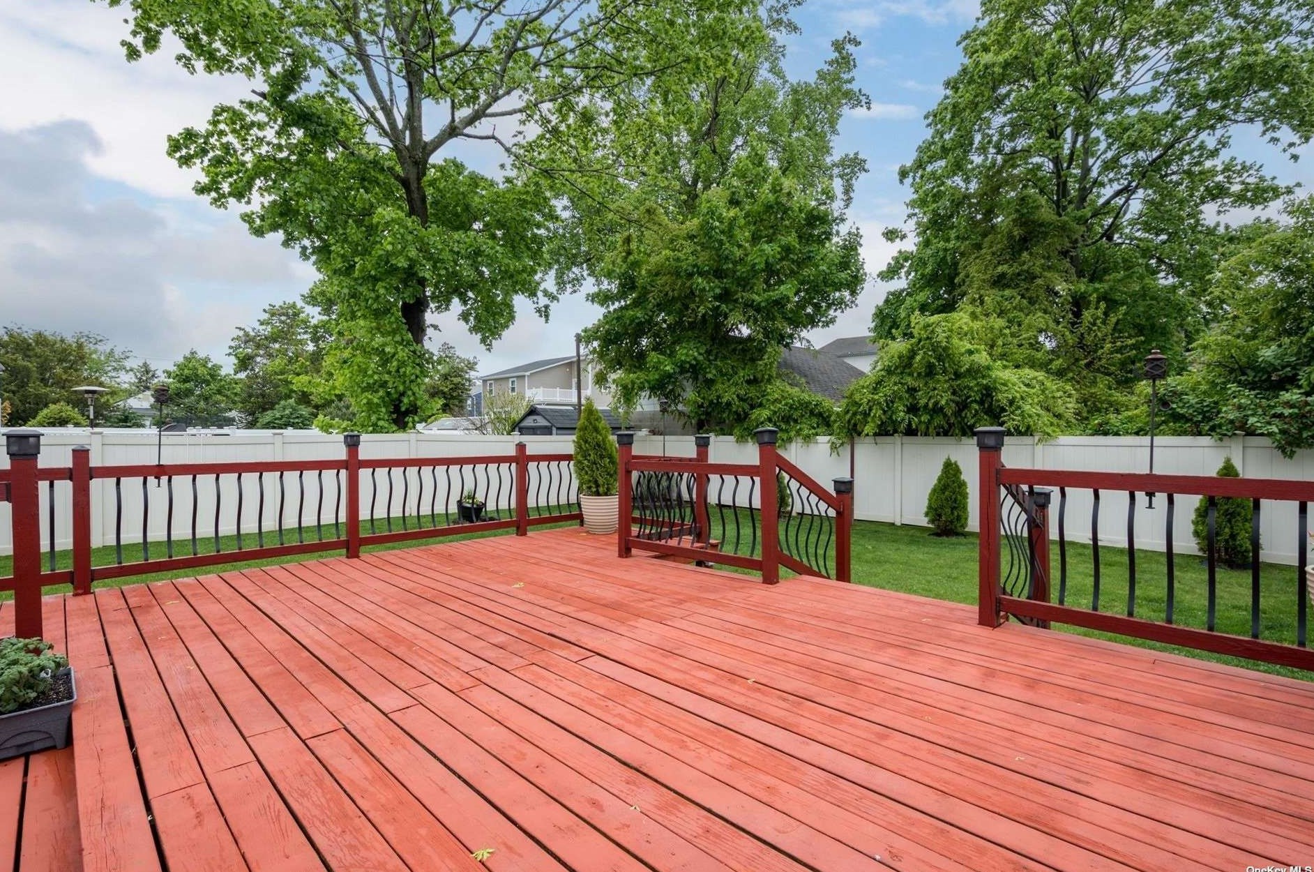 8 Noon Pl, Freeport NY  11520-5347 exterior