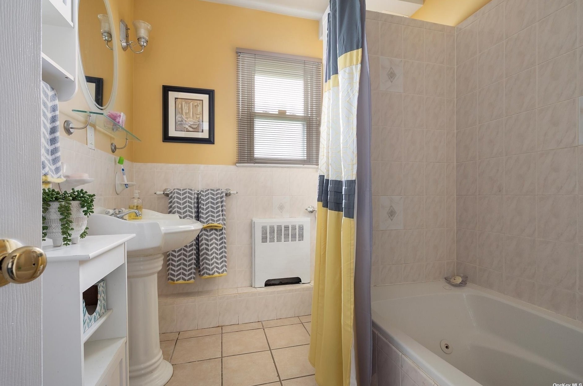 8 Noon Pl, Freeport NY  11520-5347 exterior