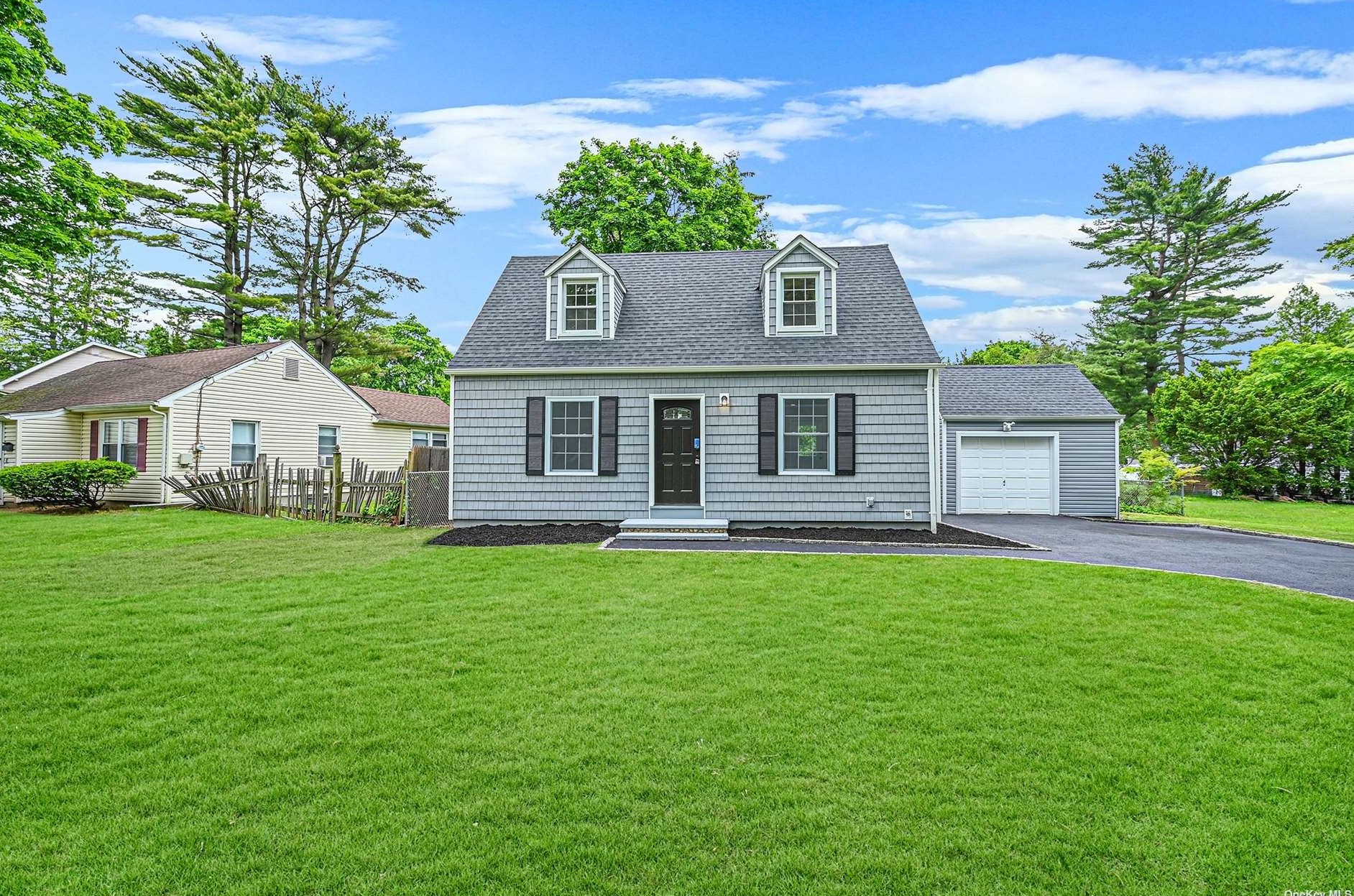 21 Brentwood Pkwy, Pine Air, NY 11717-2349