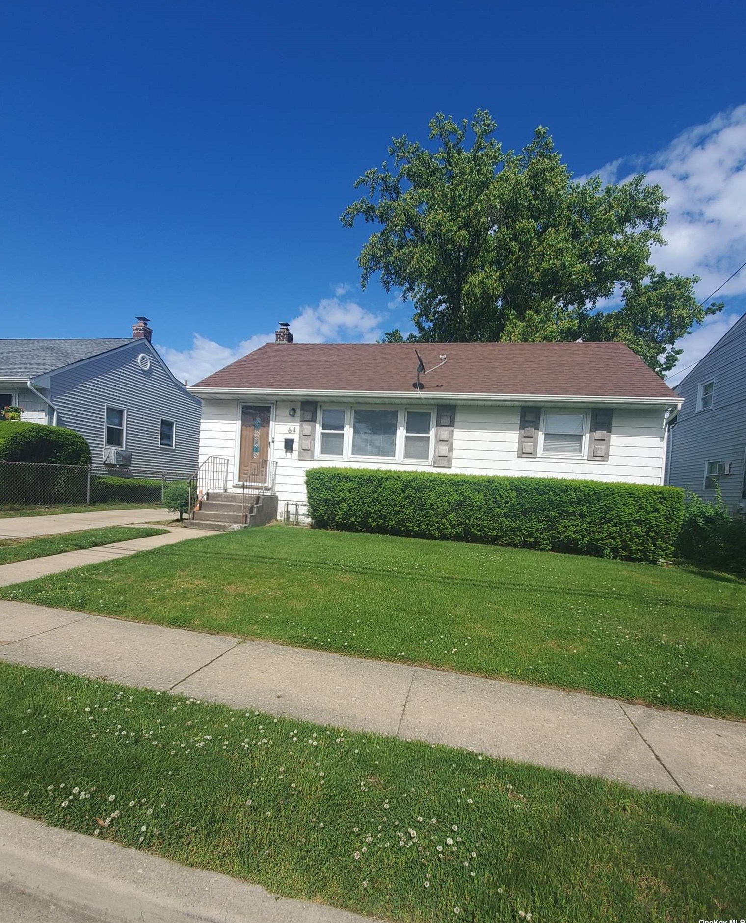 64 Kuhl Ave, Hicksville, NY 11801