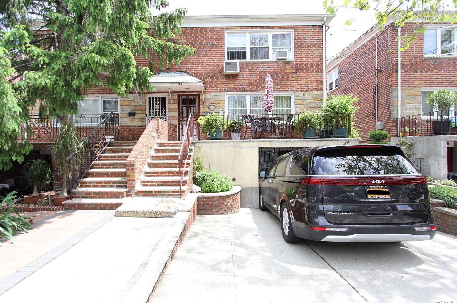 61-41 70th St, Flushing, NY 11379-1041