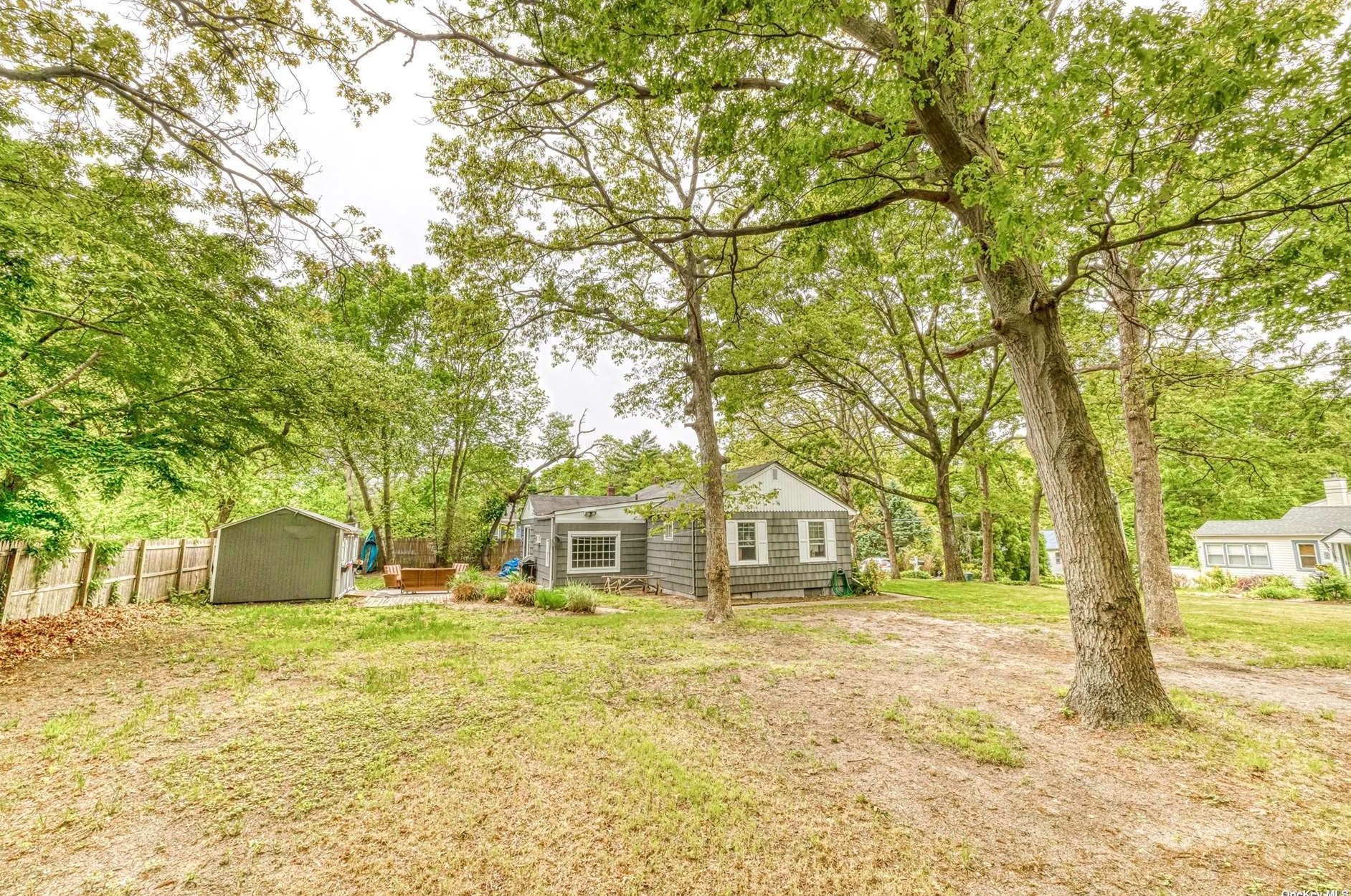 41 Jefferson Ave, Canaan Lake, NY 11772-1007