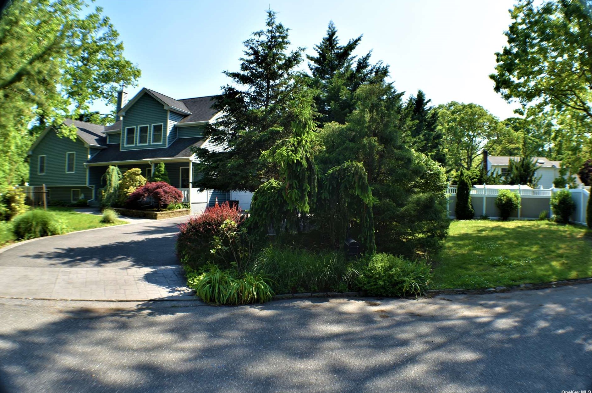 30 Montauk Pl, Oakdale, NY 11769