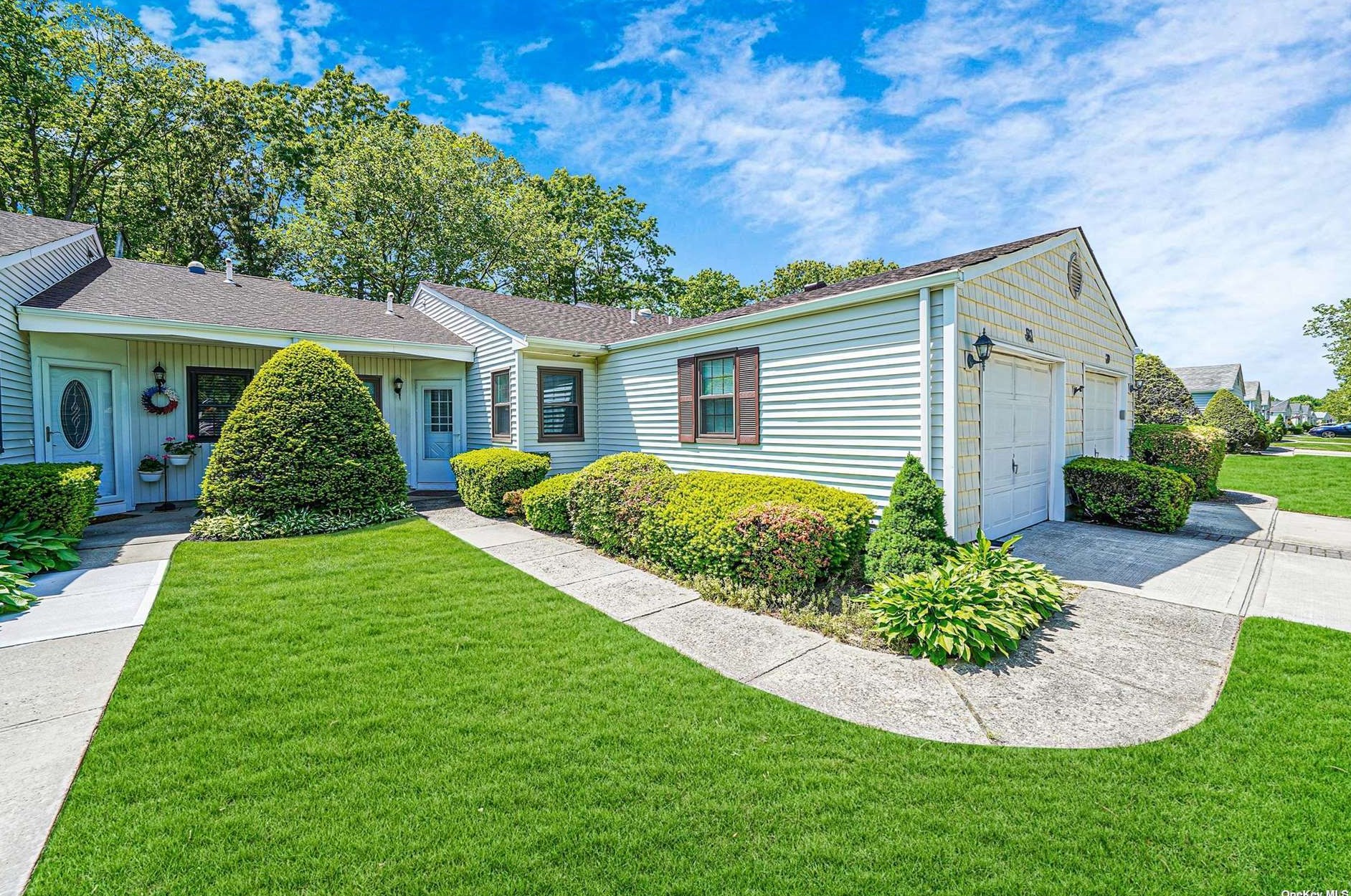 81 Knolls Dr, Stonybrook, NY 11790-2417