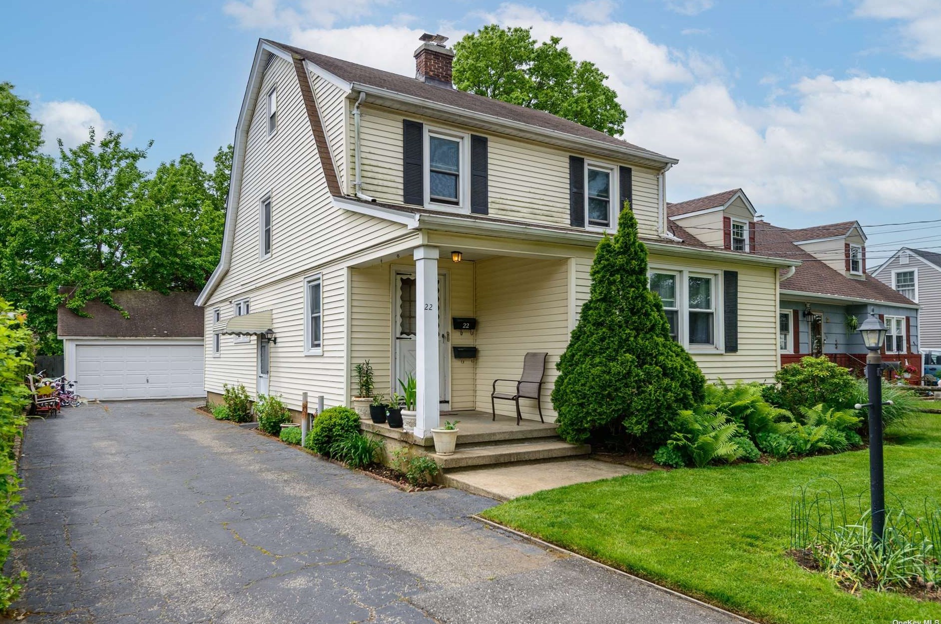 22 Poplar St, Westbury, NY 11590