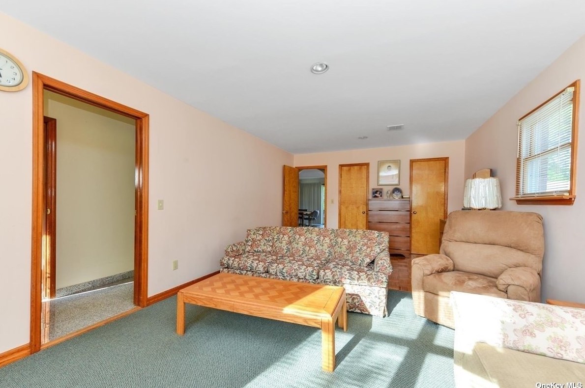 36 10th St, Matinecock, NY 11560