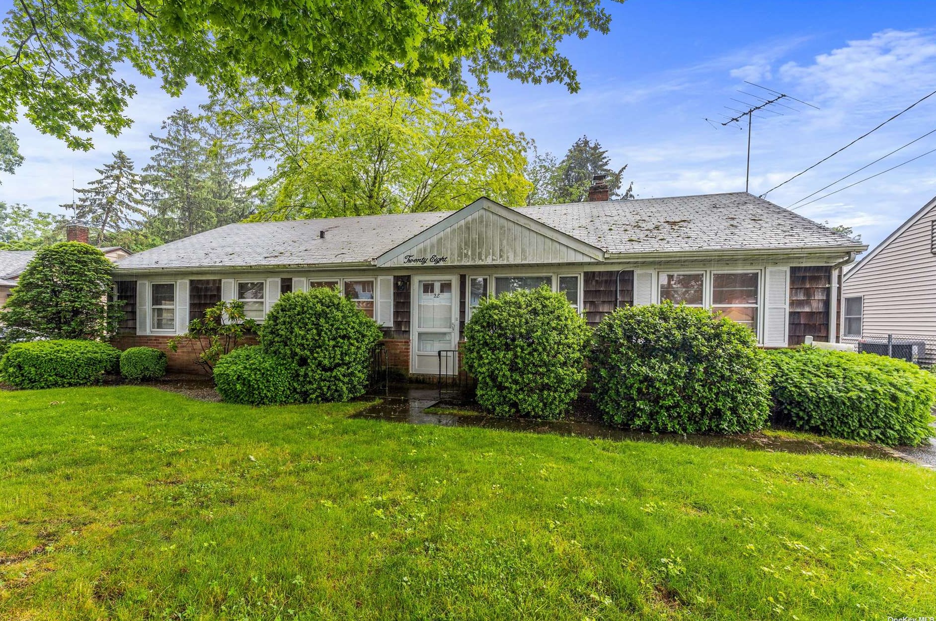28 Mcgrady St, Glen Cove, NY 11542-4119