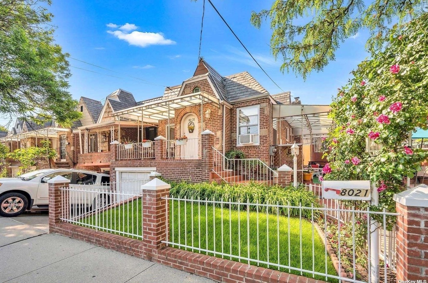 8021 57th Ave, Flushing, NY 11373-4705