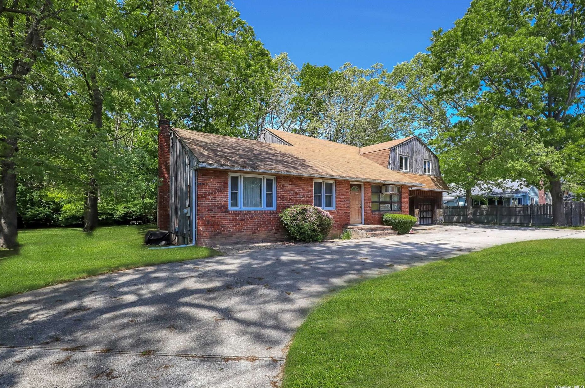 990 Ocean Ave, Gordon Heights, NY 11763-3533