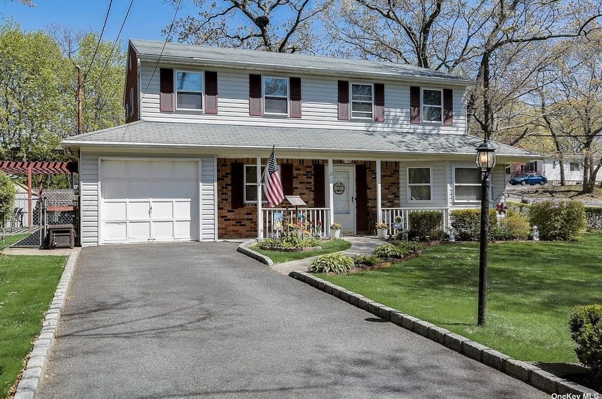 21 Midvale Ave, Farmingville, NY 11738-1951