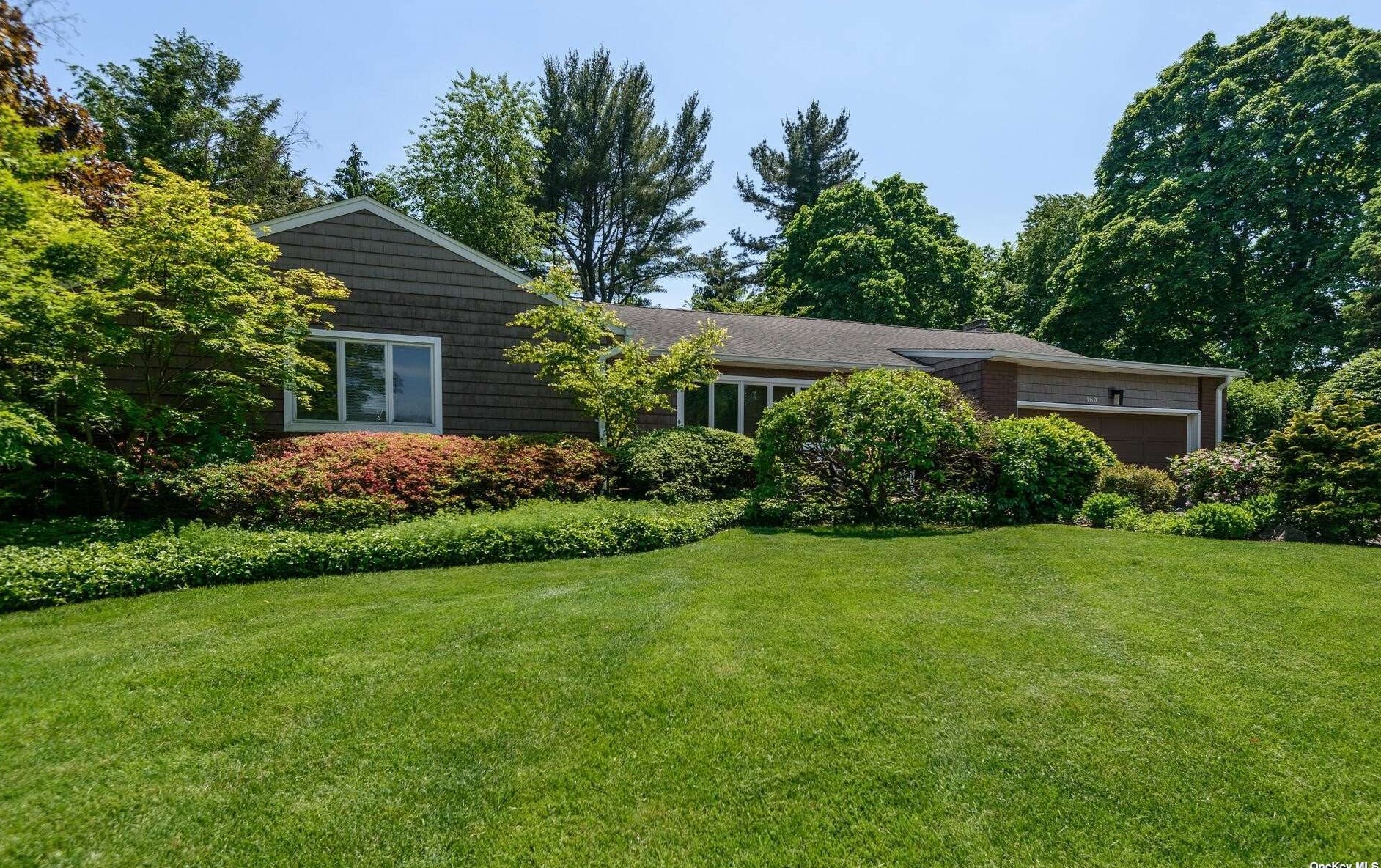 160 Walnut Dr, East Hills, NY 11576-2352