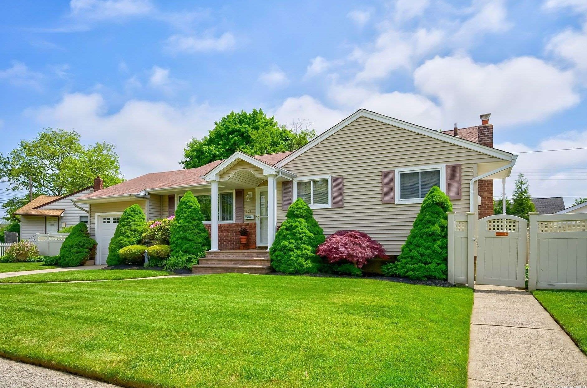 101 Cedar St, Hicksville, NY 11801