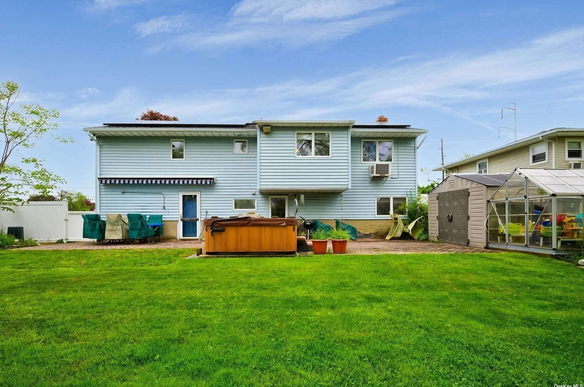 19 Clinton Ln, Hicksville NY  11801-1726 exterior