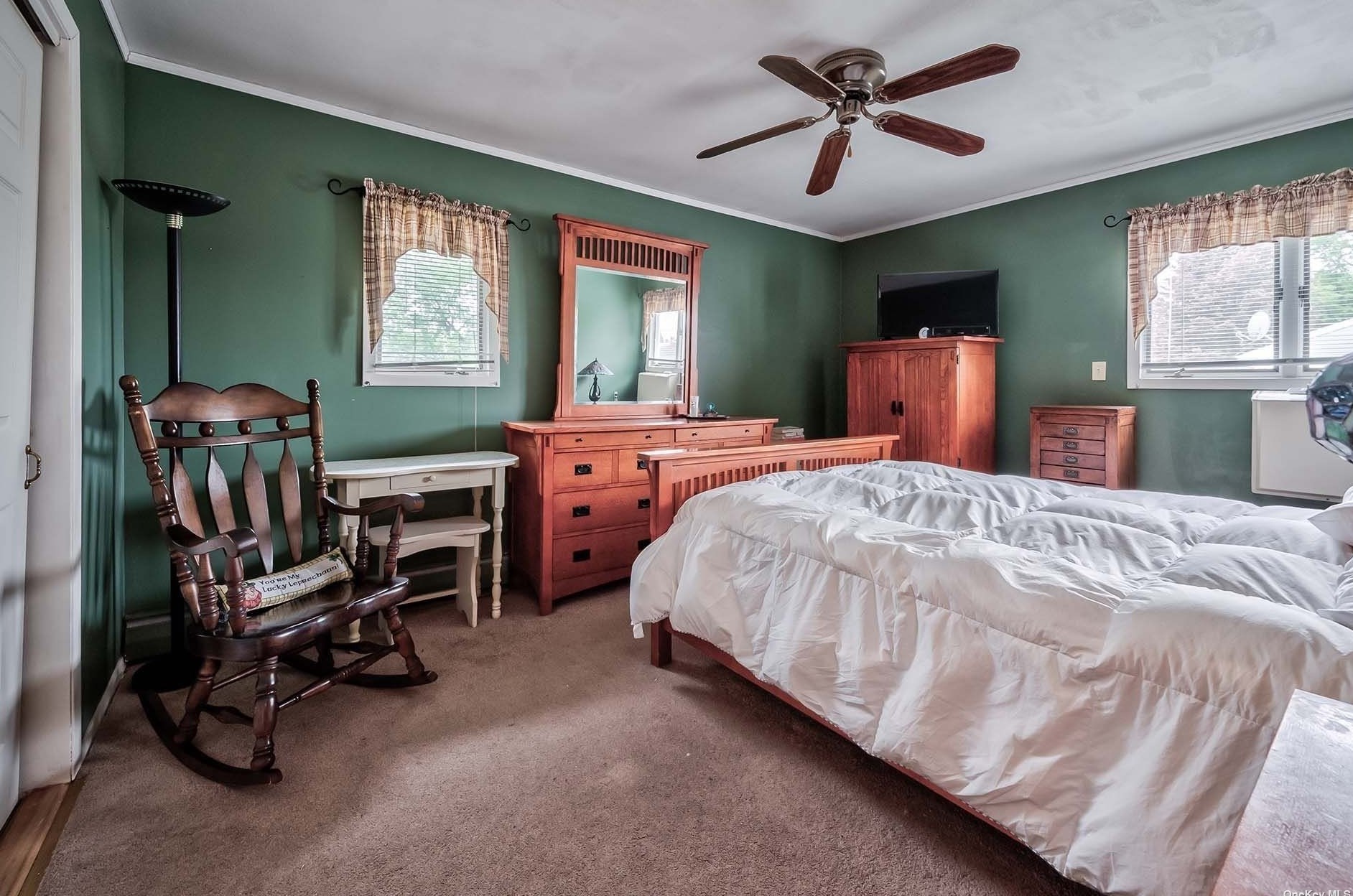 19 Clinton Ln, Hicksville NY  11801-1726 exterior