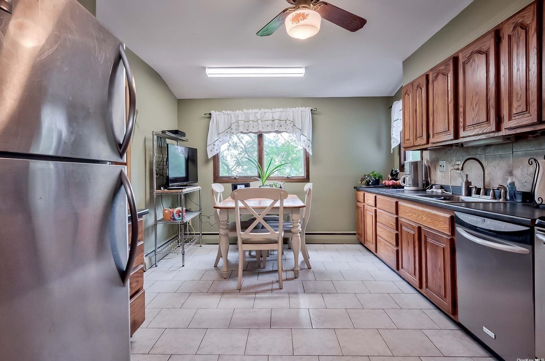 19 Clinton Ln, Hicksville NY  11801-1726 exterior